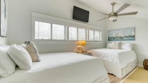 The Sea Chord Gulf Lake Views Balcony Pool في شاطئ سانتا روزا: سريرين بيض في غرفة نوم مع مروحة سقف +24 صورة