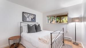 En eller flere senge i et værelse på Tahoe Dreamin’ by AvantStay Central Location