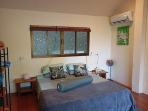 een slaapkamer met een groot bed en een raam bij Butterfly Cottage Tracy Island Had Yao in Ko Pha Ngan