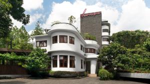 un gran edificio blanco con un árbol en House Sangkuriang, en Bandung