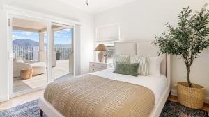 En eller flere senge i et værelse på Pool Views Hot Tub Fire Pit Arcade Vista Clara by AvantStay + 63 billeder