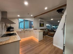 Η κουζίνα ή μικρή κουζίνα στο Bunya Cottage +4 φωτογραφίες