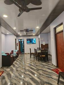 Posezení v ubytování A Home Above the Clouds Riturain Mukteshwar