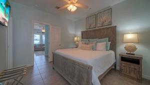 Un dormitorio con una cama y un ventilador de techo. en Chic 2BR Coastal Condo Shared Pool Near the Beach Costa Bahia 103, en Port Aransas 160 fotos más