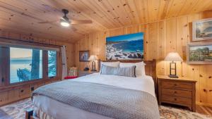 Un pat sau paturi într-o cameră la Lakefront Haven by AvantStay Minutes to Ski Resorts Private Dock