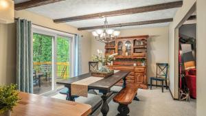 Posezení v ubytování Double Diamond Lodge by AvantStay Group Escape w Firepit Patio Activities