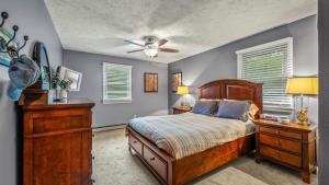 Postel nebo postele na pokoji v ubytování Double Diamond Lodge by AvantStay Group Escape w Firepit Patio Activities + 46 fotografií