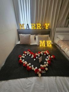un cuore fatto di fiori su un letto di A Home That Becomes a Memoryㅡ이태원역 5분 binna stay a Seul