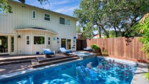 a backyard with a swimming pool and a wooden fence at Casa Osito by AvantStay Pool Hot Tub Outdoor Dining Minutes from Sonoma Plaza in Sonoma