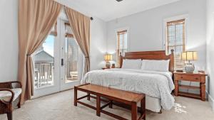 Red Fish Blue Mountain by AvantStay Private Beach Gulf View في شاطئ سانتا روزا: غرفة نوم بسرير وطاولة ونوافذ +39 صورة