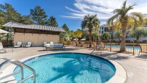 Red Fish Blue Mountain by AvantStay Private Beach Gulf View في شاطئ سانتا روزا: مسبح مع فناء ومنتجع