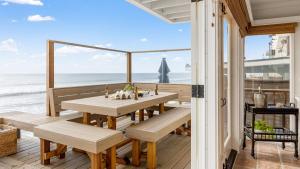 Balkón nebo terasa v ubytování Unbeatable Beachfront Bliss w Ocean Views Luxe Interiors Patio Beach Road