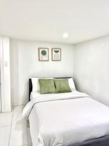 Postel nebo postele na pokoji v ubytování Modern Downtown Toronto Room with Private Ensuite