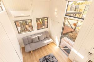 RuatapuにあるRimu View 3 by Tiny Awayのソファ付きのリビングルームのオーバーヘッドビュー