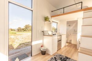 RuatapuにあるRimu View 3 by Tiny Awayの小さなキッチン(大きな窓付)