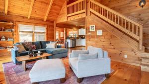 Χώρος καθιστικού στο Secluded w Deck Views Hot Tub Ping Pong Hudson in the Berks by AvantStay