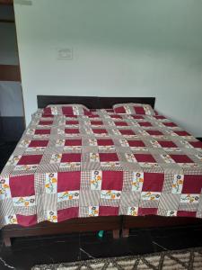 - un lit avec une couette rouge et blanche dans l'établissement DS Villa, à Noida