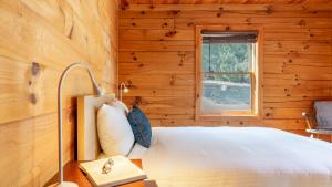 Ένα ή περισσότερα κρεβάτια σε δωμάτιο στο Secluded w Deck Views Hot Tub Ping Pong Hudson in the Berks by AvantStay