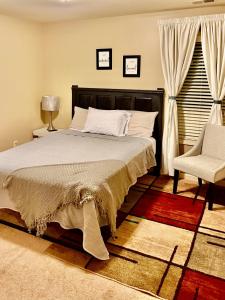 Postel nebo postele na pokoji v ubytování Your Lawrenceville home in the heart of it all