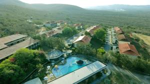 Una vista aérea de un complejo turístico con piscina. en FLAT MONTE CASTELO CONDOMÍNIO GRAVATÁ NA FRENTE DA ÁREA DE LAZER - Pe, en Sairé