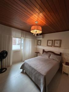 En eller flere senge i et værelse på Melhor Apê de Torres - 400m do Mar