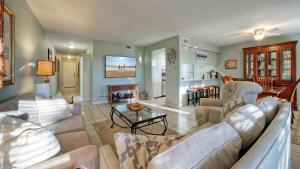 Posezení v ubytování Minutes to the Beach Pool Balcony w Nature Views Compass 17 by AvantStay