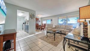 TV a/nebo společenská místnost v ubytování Minutes to the Beach Pool Balcony w Nature Views Compass 17 by AvantStay