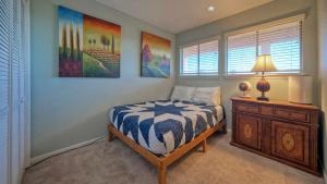 Postel nebo postele na pokoji v ubytování Minutes to the Beach Pool Balcony w Nature Views Compass 17 by AvantStay + 30 fotografií