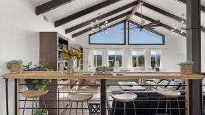 Restaurace v ubytování Paso Vista Bella by AvantStay Luxe Group Escape w Wine Country Views