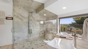 Koupelna v ubytování Paso Vista Bella by AvantStay Luxe Group Escape w Wine Country Views + 39 fotografií