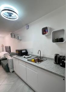 Imagen de la galería de Newly renovated, modern studio within a detached, en Sheffield