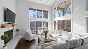 Et opholdsområde på Sun Up Sun Down by AvantStay Pool w Waterfall