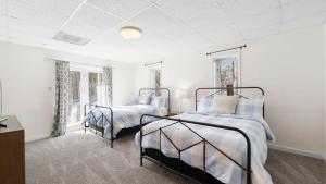 En eller flere senge i et værelse på Sun Up Sun Down by AvantStay Pool w Waterfall + 37 billeder