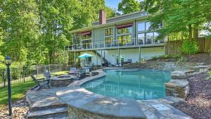 Swimmingpoolen hos eller tæt på Sun Up Sun Down by AvantStay Pool w Waterfall