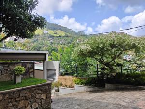uma casa com vista para uma montanha em Kandy Villa em Kandy