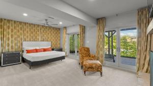 En eller flere senge i et værelse på Modern Masterpiece by AvantStay Waterfront Private Dock