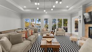 Et opholdsområde på Modern Masterpiece by AvantStay Waterfront Private Dock