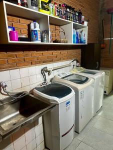 Kuchyň nebo kuchyňský kout v ubytování Quarto com banheiro privativo no Centro