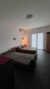 Ένα ή περισσότερα κρεβάτια σε δωμάτιο στο Srebrno jezero apartman Dimi Dimi +3 φωτογραφίες