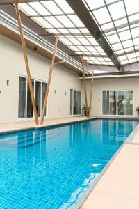 a large swimming pool with a ceiling at Highland Villas Royale Corp in Alfonso +25 photos