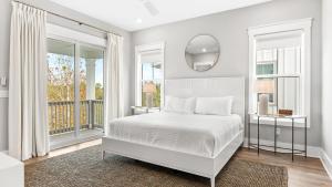 Sea Dweller by AvantStay Rooftop Spa Gulf View Golf Cart Pool في Inlet Beach: غرفة نوم بيضاء مع سرير ومرآة +61 صورة