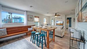 Гостиная зона в Peytons Place by AvantStay Walk to Beach