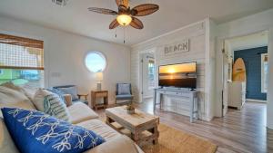 Телевизор и/или развлекательный центр в Peytons Place by AvantStay Walk to Beach