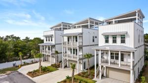 Sea Dweller by AvantStay Rooftop Spa Gulf View Golf Cart Pool في Inlet Beach: صوره لمبنى شقق كبيره بيضاء