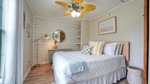 Кровать или кровати в номере Peytons Place by AvantStay Walk to Beach +39 фотографий