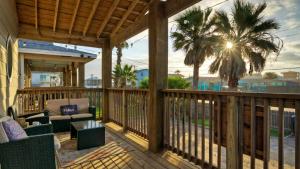 Балкон или терраса в Peytons Place by AvantStay Walk to Beach