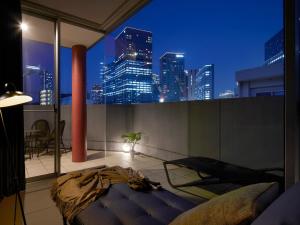 Minn Umeda North في أوساكا: غرفة معيشة مطلة على مدينة في الليل