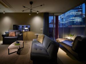 Minn Umeda North في أوساكا: غرفة معيشة بها أريكة وطاولة