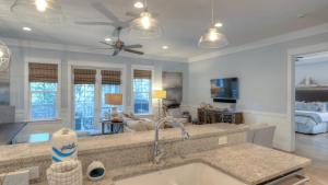 Posezení v ubytování No Shady Beaches by AvantStay Seacrest Beach Pool Bikes