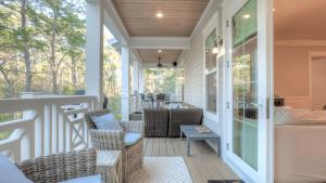 Posezení v ubytování No Shady Beaches by AvantStay Seacrest Beach Pool Bikes